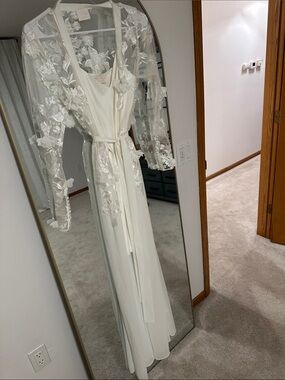 Elegant White Lace Appliqué Robe
